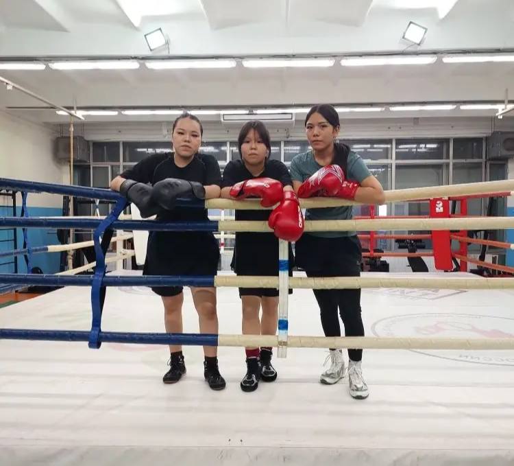 Чукотские спортсменки поборются за путевки на Первенство России С 9 по 16 февраля во Владивостоке пройдет Первенство Дальневосточного федерального округа по боксу среди девушек и юниорок Более 120 сильнейших спортсменок ДФО выйдут на ринг чтобы сразиться за право участвовать в Первенстве России Чукотку на соревнованиях представят три спортсменки из окружной спортивной школы Регина Етувье весовая категория до 50 кг Валентина Тегрет весовая категория до 54 кг София Кантакай весовая категория до 66 кг Успешное выступление на Первенстве ДФО откроет спортсменкам дорогу на всероссийский уровень Конкуренция ожидается высочайшей так как каждый регион ставит единственную задачу победить прокомментировал Алексей Химчук начальник Департамента физической культуры и спорта ЧАО Подготовил девушек к соревнованиям мастер спорта тренер высшей категории Балкожа Байтлеуов Пожелаем нашим спортсменкам уверенности в себе удачи и побед