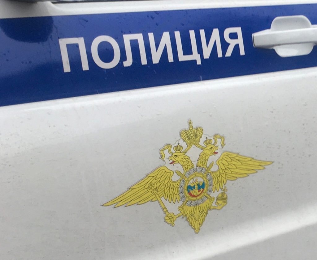 Рязанские полицейские пресекли незаконный сбыт государственных наград времен Великой Отечественной войны Оперуполномоченные управления уголовного розыска УМВД России по Рязанской области задержали жителя регионального центра. Он подозревается в незаконном обороте государственных наград. Об этом сообщила официальный представитель МВД России Ирина Волк. Полицейские получили информацию о том, что в Интернете размещено объявление о продаже различных орденов и медалей времен Великой Отечественной войны и послевоенного времени. Вскоре личность продавца была установлена, он задержан с поличным в момент сбыта медалей СССР «За отвагу», «За оборону Ленинграда» и ордена Трудовой Славы. В его квартире полицейские обнаружили и изъяли еще 12 советских наград – медали «За боевые заслуги», «За трудовую доблесть» и «За трудовое отличие». По предварительной информации, ранее рязанец приобрел их оптом и собирался перепродать. Дознавателем ОМВД России по Октябрьскому району города Рязани возбуждено уголовное дело по...
