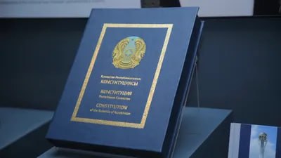 Алматинца оштрафовали за распространение фейка о Конституции Житель Алматы был привлечен к административной ответственности за распространение ложной информации о проекте новой Конституции Казахстана Мужчина утверждал в социальных сетях что якобы отменен запрет на продажу земель иностранным гражданам Департамент полиции Алматы оперативно установил автора вброса В ходе судебного разбирательства гражданин А был признан виновным в распространении недостоверной информации и оштрафован на 20 МРП около 86 тысяч тенге Правоохранительные органы подчеркнули что данное утверждение является искажением фактов Центр по борьбе с дезинформацией подтвердил что положения действующей и новой Конституции относительно земли и природных ресурсов статья 6 пункт 3 остались без изменений Подпишитесь на AsiaToday