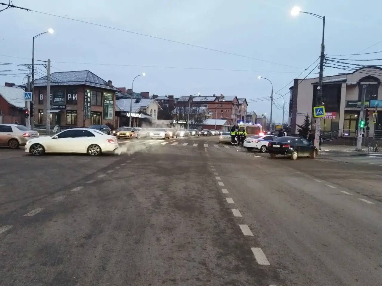 Пешеход погиб в ДТП на улице Домбайской сегодня утром 33 летний мужчина стоял на тротуаре возле пешеходного перехода когда на него с дороги вылетел автомобиль Сегодня утром в 6 часов 25 минут 69 летний водитель Тойоты на перекрёстке Яснополянской и Домбайской при повороте не уступил дорогу встречному Хендаю и столкнулся с ним В результате удара Хендай за рулём которого был 25 летний водитель занесло вправо и он вылетел на тротуар и снёс стоявшего там пешехода От полученных травм 33 летний пешеход скончался на месте сообщили в пресс службе МВД