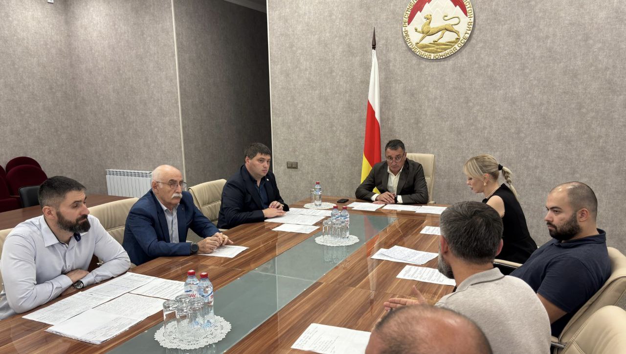 Председатель Правительства Константин Джуссоев провел заседание штаба по контролю за выполнением Инвестиционной программы содействия социально экономическому развитию Южной Осетии на 2025 год Министр строительства архитектуры и ЖКХ Заур Чочиев проинформировал главу правительства о проводимых работах Глава Минстроя отметил что на всех объектах реализуемых в рамках Инвестпрограммы строительные работы идут полным ходом Полным ходом идут работы над строительством 75 квартирного жилого дома по улице Осетинская В данный момент проводится стяжка полов штукатурка стен а также монтаж систем водоснабжения канализации отопления и электроснабжения На этом объекте задействовано 56 человек и 5 единиц техники сообщил Заур Чочиев По его словам в СОШ 2 активно проводятся работы финишная отделка стен цокольного этажа штукатурка стен подъездов и устройство кровли над актовым залом Строительство автомобильной дороги Ерцо Синагур также находится на завершающей стадии Реконструкция мостового перехода через реку Лиахва в г Цхинвал по ул 13 Коммунаров практически завершена Рабочие устанавливают фонарные столбы и проводят облицовку бетонной стены натуральным камнем со стороны Большого парка Глава Минстроя также отметил что полным ходом идет восстановление городских улиц Часть улиц подготавливается к укладке первого слоя асфальтобетонного покрытия подчеркнул Заур Чочиев Руководители подрядных организаций также представили подробную информацию о проводимых работах и проблемах с которыми сталкиваются в ходе работы Глава правительства дал соответствующие поручения профильным ведомствам для их устранения В завершение заседания Константин Джуссоев акцентировал внимание на важности соблюдения сроков и технологий для достижения поставленных целей Мы строим эти объекты на долгосрочную перспективу и все работы должны быть выполнены качественно и в срок подчеркнул Константин Джуссоев ia res