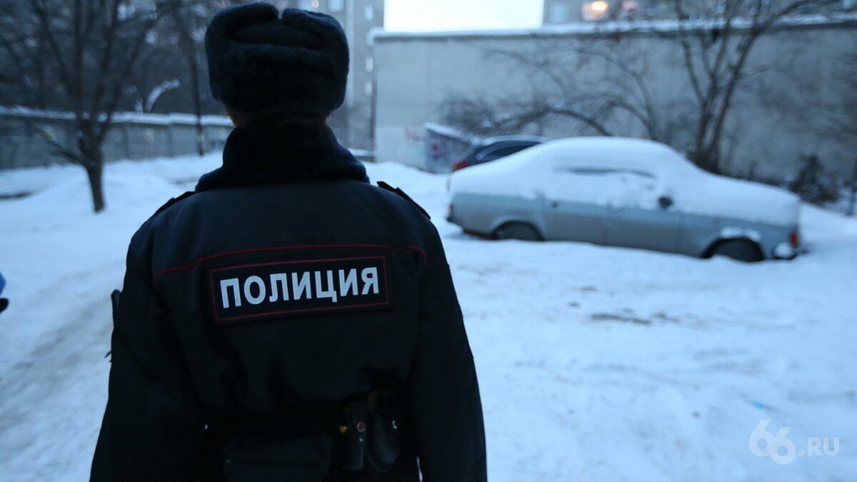 Тело пропавшего мужчины с пакетом на голове нашли на берегу Шарташа По предварительным данным это 47 летний прораб Илья Одушев Его могли задушить пишет URA RU с ссылкой на источники Мужчина пропал 6 января в Октябрьском районе Екатеринбурга В поисковых организациях ЛизаАлерт и Прорыв остановили поиски В Следственном комитете от комментариев отказались Новости из Екатеринбурга