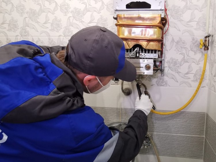 В Волгоградской области обследовали газовое оборудование более чем в 8 тысячах домов Межведомственные рабочие группы провели более тысячи инспекций по проверке газового оборудования В течение 2025 года было обследовано 8 1 тысячи многоквартирных и индивидуальных жилых домов В состав инспекций вошли сотрудники жилнадзора органов местного самоуправления ГУ МЧС полиции а также специализированных организаций Как сообщили Волжский ру в пресс службе областной администрации специалисты проели инструктажи по технике безопасности а также проверили исправность газового оборудования Неисправности и утечки устранили на месте В ходе проверок были выявлены и устранены более 70 несанкционированных подключений газа Жителям напоминают что проводить техобслуживание газового оборудования в домах нужно не реже 1 раза в год Подробнее на Волжский ру   www volzsky ru index php wx 16 wx2 82512 ВолжскийРу волжский vlz