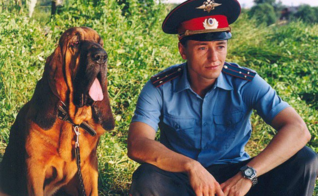 Участковые уполномоченные полиции России отмечают 102 года со дня основания службы Профессиональный праздник сотрудников МВД отвечающих за порядок на административных участках отмечается 17 ноября Именно в этот день в 1923 году была утверждена Инструкция участковому надзирателю За свою историю служба неоднократно меняла название от участкового надзирателя до инспектора и уполномоченного Но её суть оставалась неизменной работа с подучётными лицами профилактика бытовых правонарушений и защита граждан Современные участковые продолжают демонстрировать мужество Как например майор полиции из Брянской области Армен Бегларян сбивший вражеский дрон из табельного оружия или капитан полиции Александр Рязанов из Вологодской области спасший двух мужчин из горящей квартиры Полиция Voronezh