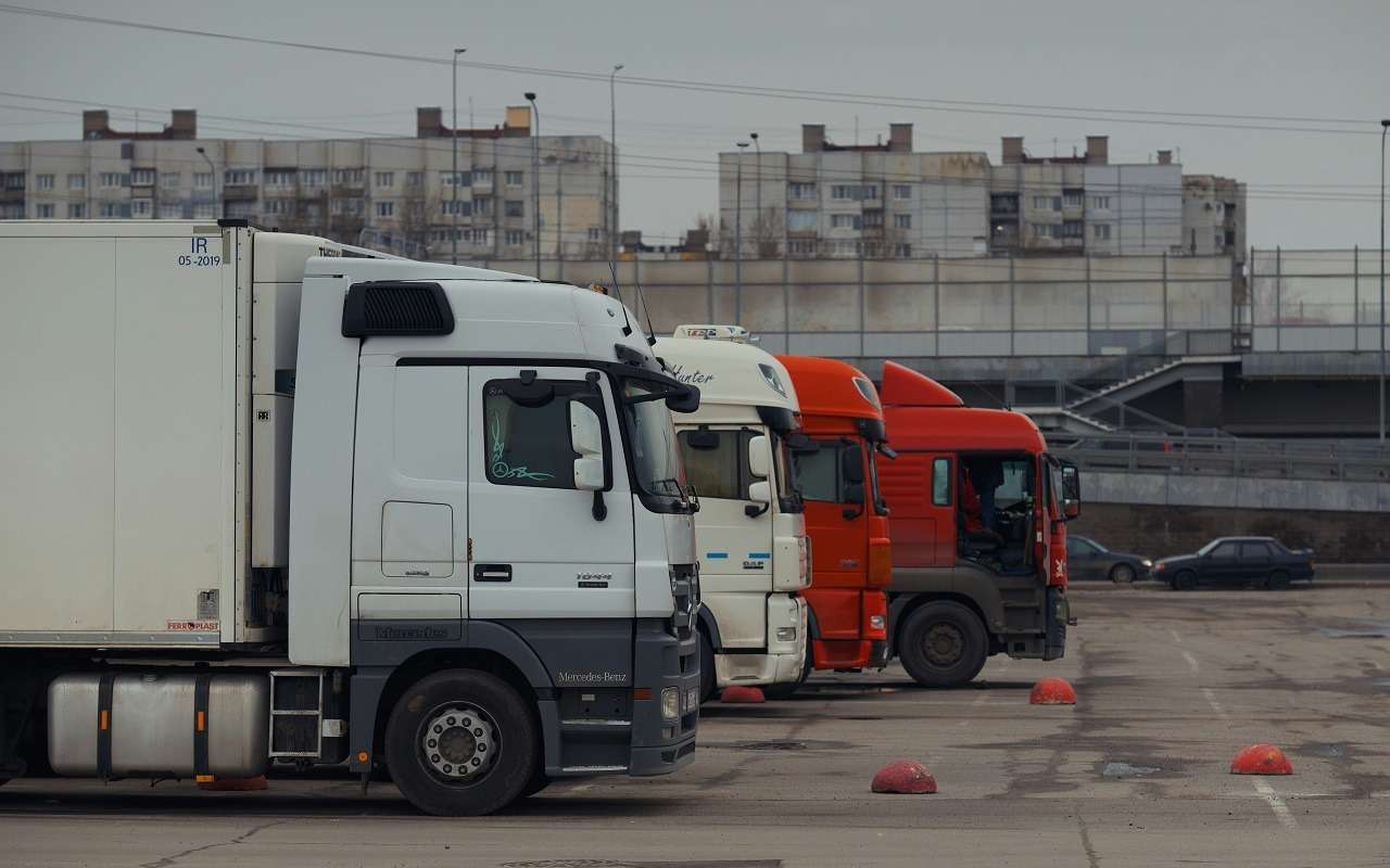  В России подорожали грузоперевозки: названы причины По итогам прошлого месяца средние тарифы выросли до 66,4 ₽/км. Подорожание грузоперевозок объясняют такими факторами: Сокращение количества машин: нехватка оборотных средств приводит к снижению количества техники Дефицит водителей: низкая оплата труда, тяжелые условия Сезонный спрос на стройматериалы: выше спрос — дороже предложение Демпинг перевозчиков из КНР: их ставки на 30-40% ниже А вы уже ощутили подорожание тарифов или не пользуетесь грузоперевозками? #НовостиЗарулем #События #АвтомобильныеНовости Подписаться / Бот-предложка