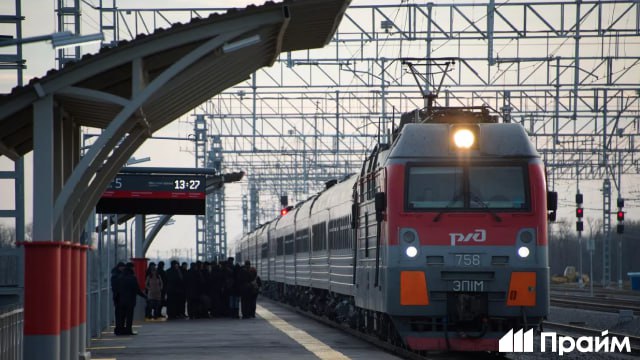 Минпромторг может выделить РЖД дополнительные средства на закупку техники Об этом в интервью РИА Новости рассказал министр Антон Алиханов По его словам в 2025 году министерство выделило 15 миллиардов рублей из резервов на закупку локомотивов и пассажирских вагонов На последующие годы разрабатываются аналогичные сценарии Подписывайтесь на ПРАЙМ в MAX