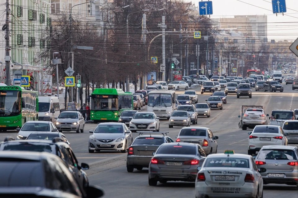 В Челябинске высадивший ребенка из автобуса водитель получил штраф В Челябинске оштрафовали водителя, который высадил школьницу из автобуса. Инцидент произошел в начале марта. Девочка села в автобус №42 «Соколиная гора – Автопарк». Пассажирка хотела оплатить проезд транспортной картой, но водитель отказался ее принимать. Продать билет через терминал с использованием банковской карты он тоже не смог. Мужчина потребовал рассчитаться наличными, но их у девочки не оказалось. Тогда водитель велел школьнице выходить из автобуса. Как рассказали в региональной прокуратуре, водителя привлекли к административной ответственности за принудительную высадку несовершеннолетнего из общественного транспорта. Ему придется выплатить в качестве штрафа 5 тыс. рублей.