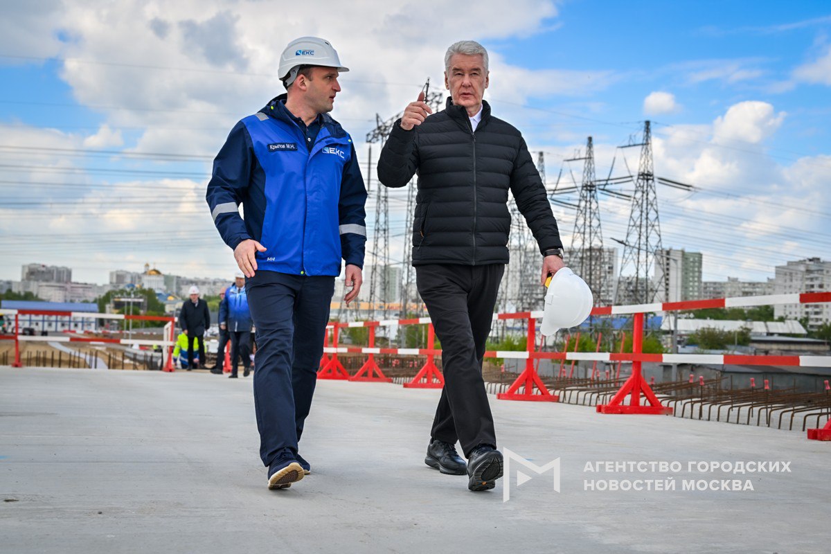 Сергей Собянин объявил о завершении реконструкции Щукинского газопровода дюкера Это единственный газопровод высокого давления из 12 подводных дюкеров Он проходит по дну Москвы реки и обеспечивает газоснабжение жилых домов и предприятий Центрального и Западного округов Мэр отметил что дюкер был построен в начале 1960 х годов его протяженность составляет 3 5 км Работы по реконструкции объекта проводились под руслом реки с применением экологичных бестраншейных технологий Это позволило минимизировать воздействие на окружающую среду Срок службы обновленного объекта больше 40 лет Подпишись на Агентство Москва