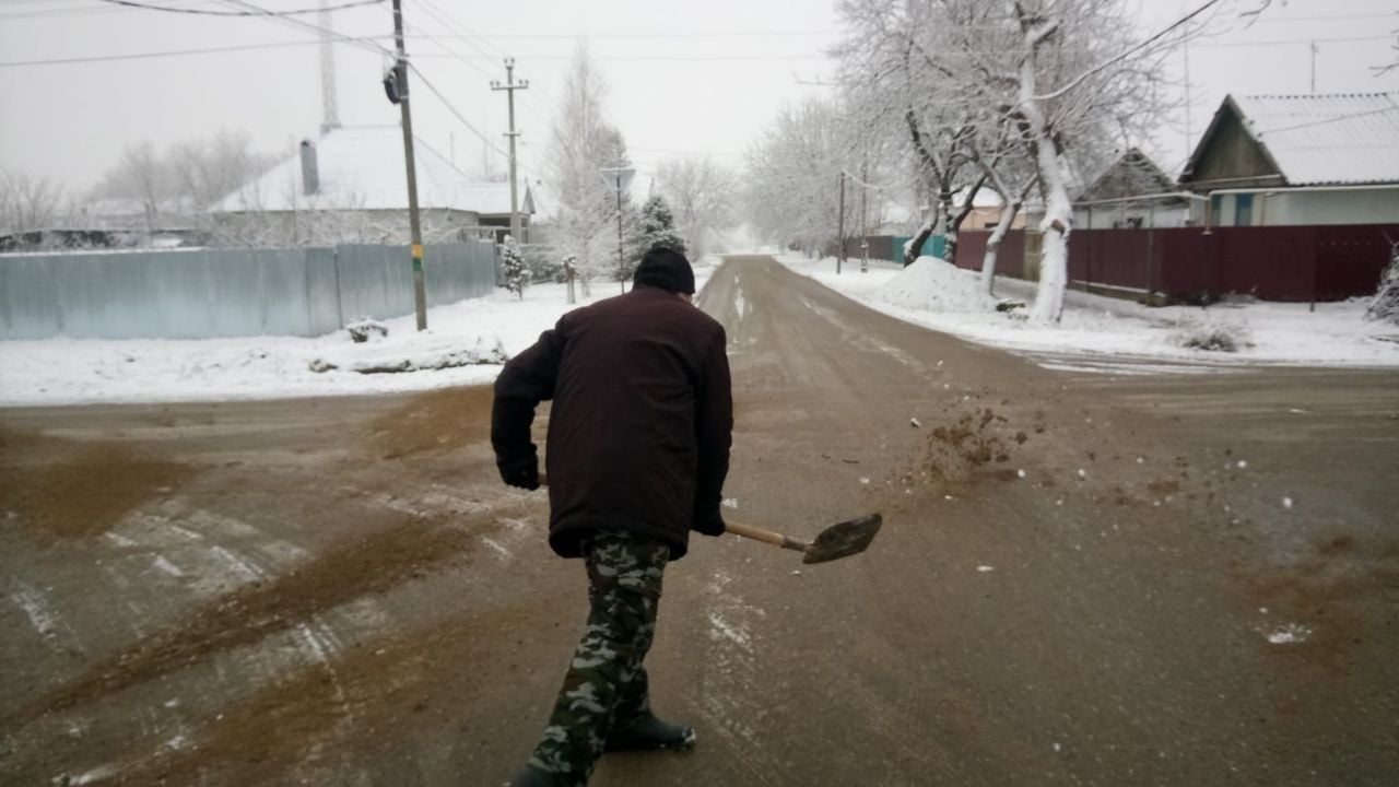 Ночью в округе выпал снег  И практически во всех населённых пунктах с утра приступили к противогололёдной обработке и подсыпке песчано-солевой смесью центральных улиц, перекрёстков и автомобильных дорог местного значения.  Вот так проходят работы в станицах Советской, Зольской, Старопавловской.  Фото и видео теротделов