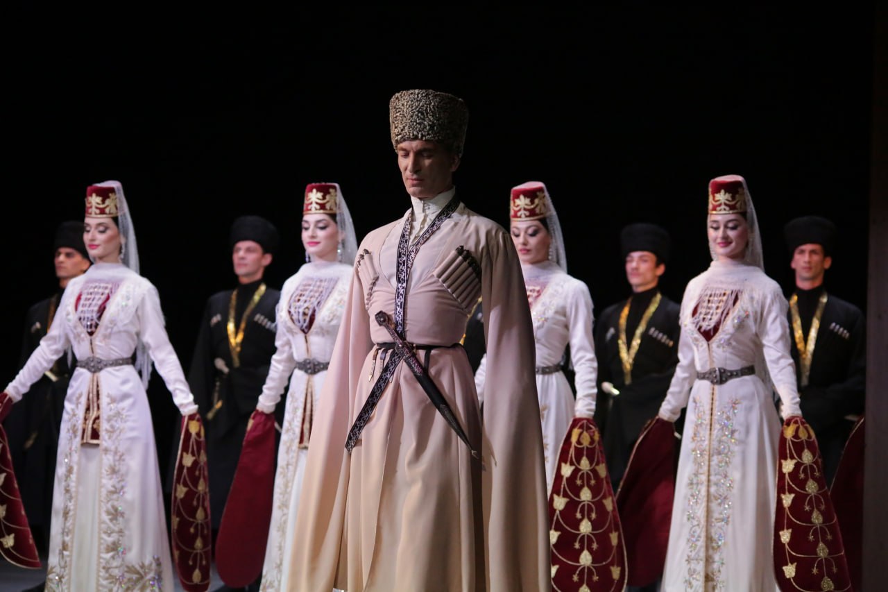 Ансамбль Алан представит на гастролях в Крыму программу посвященную 80 летию Победы В рамках Всероссийского гастрольно концертного плана Государственный академический ордена Дружбы народов ансамбль танца Алан с 8 по 15 сентября посетит Раздольное Красногвардейское Черноморское Саки Нижнегорский Симферополь Алупку Гурзуф Вниманию зрителей коллектив представит концертную программу Поклонимся героям Хореограф постановщик народный артист РСО Алания Сергей Курганов Солисты Сослан Мамиев Дзерасса Гиоева Сослан Теблоев Альбина Кочиева Зарина Нартикоева   Художественный руководитель ансамбля народный артист РФ Зелимхан Козаев Сегодня коллектив ансамбля Алан продолжает с честью подтверждать статус визитной карточки Северной Осетии Алании являясь гордостью и национальным достоянием одним из высокопрофессиональных коллективов и носителем общенациональной духовной культуры Осетии достойно представляющим культуру многонациональной России на международном уровне Коллектив проводит большую работу над созданием новой программы осуществляет крупные хореографические постановки с трепетом относясь к народным традициям рассказывает языком танца о явлениях народного быта и богатстве духовной жизни осетинского народа Высокое исполнительское мастерство придает творчеству ансамбля удивительную жизненность и востребованность как на родине в Осетии так и за ее пределами