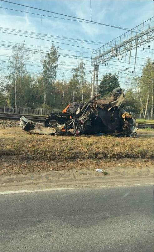 ⏺ Поезд снес машину каршеринга на путях около станции Быково в Подмосковье — «МК: срочные новости»  Водитель выехал на ж/д пути, несмотря на отсутствие переезда, и машина застряла. Мужчина успел выскочить перед приближающимся поездом.   Всё, что осталось от авто — на фото.     Подписаться   Прислать новость