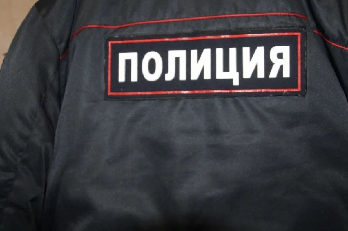Полиция Башкирии задержала мужчину стрелявшего у Голубого озера Сотрудники отдела МВД России по Кармаскалинскому району возбудили уголовное дело в отношении 27 летнего безработного уфимца которого подозревают в хулиганстве Как рассказали в пресс службе МВД по РБ в полицию 19 октября поступило сообщение о конфликте с применением оружия у банного комплекса у Голубого озера недалеко от деревни Новомусино На место происшествие выезжала следственно оперативная группа Во время проверки установили что инцидент случился между двумя компаниями отдыхающих У них возникла личная неприязнь друг к другу Тогда один из участников конфликта 27 летний уфимец применил травматический пистолет находившийся у него на законных основаниях Подозреваемого задержали В отношении остальных участников конфликта проводится процессуальная проверка по итогам которой примут соответствующее закону решение aifrb