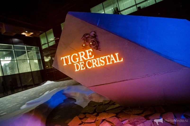 Казино Tigre de Cristal в Приморье привлекло 383 тыс туристов и заплатило 745 млн налогов Количество гостей казино Tiger de Cristal в игорной зоне Приморье по итогам 2025 года составило 383 тысячи человек что на 6 8 больше результатов прошлого года Объем налоговых отчислений в бюджет превысил 745 млн рублей Главной особенностью приморской игорной зоны остается высокая доля иностранного турпотока В 2025 году она составила 17 что значительно превышает показатели других регионов Эксперты связывают это с восстановлением въездного туризма из стран Азии и уникальным географическим положением Приморья В общей сложности российские игорные зоны включая кластеры в Сочи Калининграде и на Алтае приняли в уходящем году 1 74 млн гостей и перечислили в бюджеты всех уровней более 2 6 млрд рублей Приморский край занимает второе место по объему налоговых поступлений после флагманской зоны в Красной Поляне   PrimaMedia в       подпишись 18