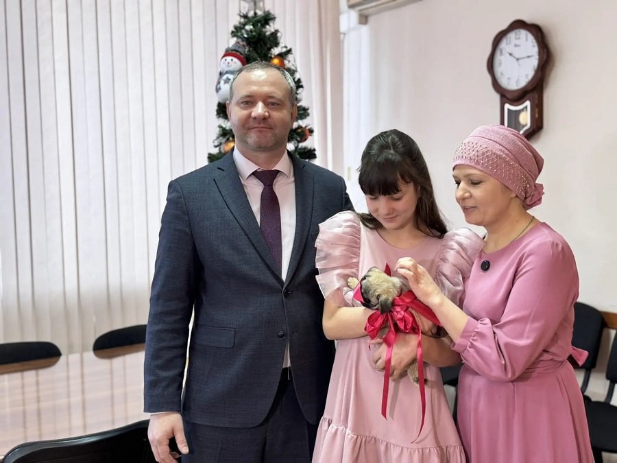 Президент исполнил новогоднее желание девочки из Красноярского края 11 летняя Маша из поселка Ойский написала письмо Президенту России и попросила о щенке она очень любит собак и мечтала о друге Желание сбылось Подарок от Владимира Путина девочке передал глава округа Роман Куйчик Теперь у Маши есть щенок мопса бежевого окраса его назвали Голди Маша отличница любит русский язык и литературу много читает и занимается творчеством Девочка пообещала заботиться о питомце гулять с ним и дрессировать Подписаться на канал  Читайте нас в MAX