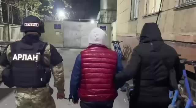 Блогер и экс-сотрудник партии Amanat задержаны за вымогательство 10 млн тенге в Шымкенте