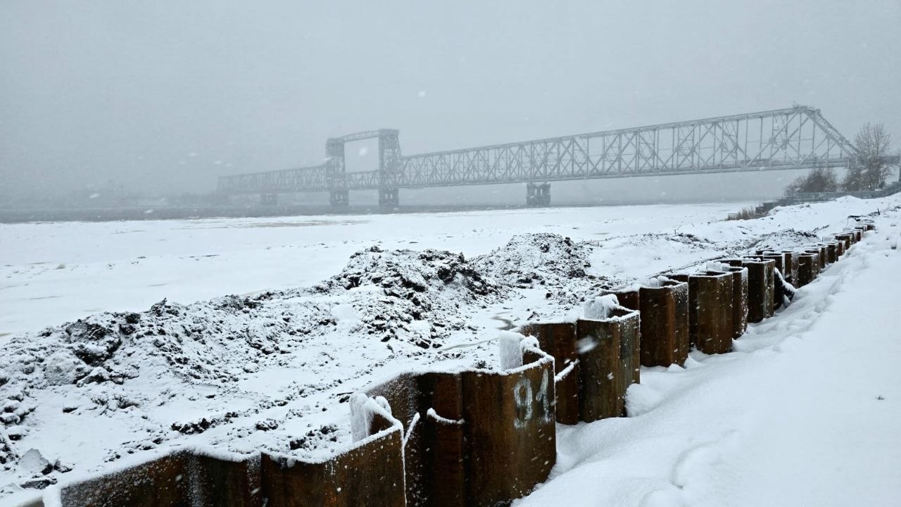 На строительной площадке кампуса Арктическая звезда в Архангельске ведутся работы по берегоукреплению Напомним что проект по созданию студенческого кампуса в столице Поморья имеет стратегическое значение не только для Архангельской области но и для всей системы высшего образования в Арктической зоне РФ  Он реализуется в рамках федерального проекта Строительство сети современных кампусов нацпроекта Молодежь и дети и направлен на формирование современной университетской среды способной стать опорой для научных исследований инновационных разработок и подготовки кадров нового поколения Помимо укрепления грунтов подрядчик обустраивает котлован для подпорной стенки  Ранее сообщалось что Арктическая звезда станет центром научных исследований технологических разработок и подготовки кадров для ключевых отраслей региона судостроения переработки древесины освоения минерально сырьевой базы Арктики здравоохранения и креативных индустрий Его территория будет благоустроена и открыта для посещения всеми желающими администрации городского округа Город Архангельск нацпроекты Архангельскаяобласть