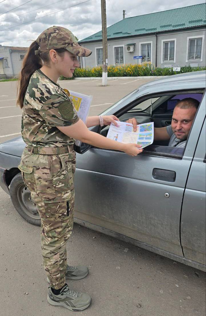 В рамках проведения оперативно-профилактического мероприятия «Пешеходный переход» сотрудники ОГИБДД ОМВД России "Сватовский" провели профилактические беседы с водителями транспортных средств и их пассажирами В ходе бесед Госавтоинспекторы особое внимание уделяли Правилам дорожного движения, в части касающейся обязанности водителей при приближении к пешеходным переходам, а также правил безопасного поведения пешеходов при пересечении проезжей части. Акцент был сделан на необходимости неукоснительного соблюдения скоростного режима вблизи пешеходных переходов и предоставления преимущества пешеходам, находящимся на переходе. Целью данных бесед является повышение осведомленности участников дорожного движения о правилах безопасного пересечения пешеходных переходов и снижение количества дорожно-транспортных происшествий с участием пешеходов. В ходе бесед дорожными полицейскими были распространены тематические листовки. Проведение подобных мероприятий является важным элементом профилактической работы, направленной на снижение аварийности на дорогах и сохранение жизни и здоровья граждан. Поддержать канал