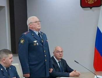 Новым начальником УФСИН РФ по Северной Осетии назначен Константин Шулаков Сегодня директор ФСИН России Аркадий Гостев представил председателю правительства республики Борису Джанаеву, руководству региональных органов исполнительной власти, правоохранительным структурам и личному составу Управления полковника внутренней службы Константина Шулакова, назначенного на должность начальника УФСИН России по Северной Осетии. Об этом сообщает пресс-служба ФСИН России. «Убежден, что имеющийся профессиональный и жизненный опыт позволят Константину Николаевичу обеспечить эффективную работу пенитенциарной системы региона», – сказал Гостев. Константин Шулаков родился в 1965 году. После 12 лет службы в Вооруженных силах с 1999 года работает в уголовно-исполнительной системе. Трудовой путь начал начальником караула, 11 лет служил в оперативных подразделениях, 9,5 лет руководил исправительными учреждениями. До назначения в республику более трех лет занимал должность первого заместителя начальника УФСИН России по Брянской области. Фото: ФСИН России
