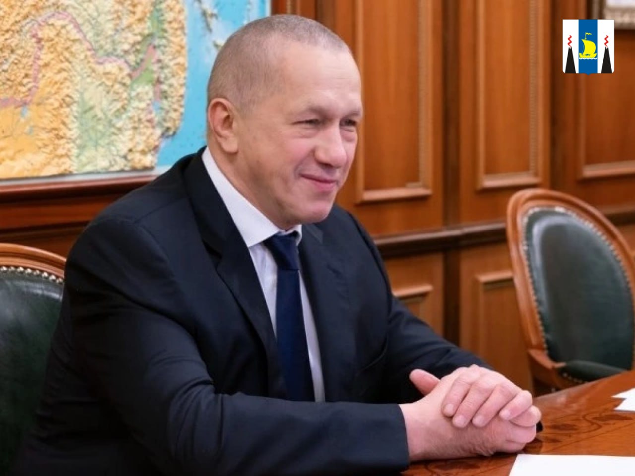 Трутнев предложил распространить сахалинскую практику консультирования пациентов по интернету По итогам заседания правительственной комиссии по развитию Дальнего Востока приняли решение что Минздрав представит варианты развития медицины в макрорегионе Основной проблемой является невысокая концентрация специалистов и оборудования в малонаселенных пунктах Об этом сообщил вице премьер полномочный представитель президента Российской Федерации в Дальневосточном Федеральном округе Юрий Трутнев По словам полпреда здравоохранение остается одной из наиболее больных тем для дальневосточников из за низкой плотности заселения В населенных пунктах порой не хватает врачей узких специальностей и оборудования Он также отметил что проблему можно частично решить с помощью онлайн консультаций и привел в пример Сахалин где такую практику активно используют Консультирование пациентов по сети Интернет хорошо реализовано на Сахалине И скажу честно я здесь совершенно министерство поддерживаю потому что ничего сложного в этом нет Это совершенно скажем так простое решение для сегодняшнего времени То что сделано на Сахалине надо сделать для всех других территорий заключил он Юрий Трутнев сообщил что следующее заседание Совета Дальневосточного федерального округа посвятят теме здравоохранения На нем обсудят что главы регионов Дальневосточного Федерального округа делают для улучшения системы здравоохранения и какие имеют результаты