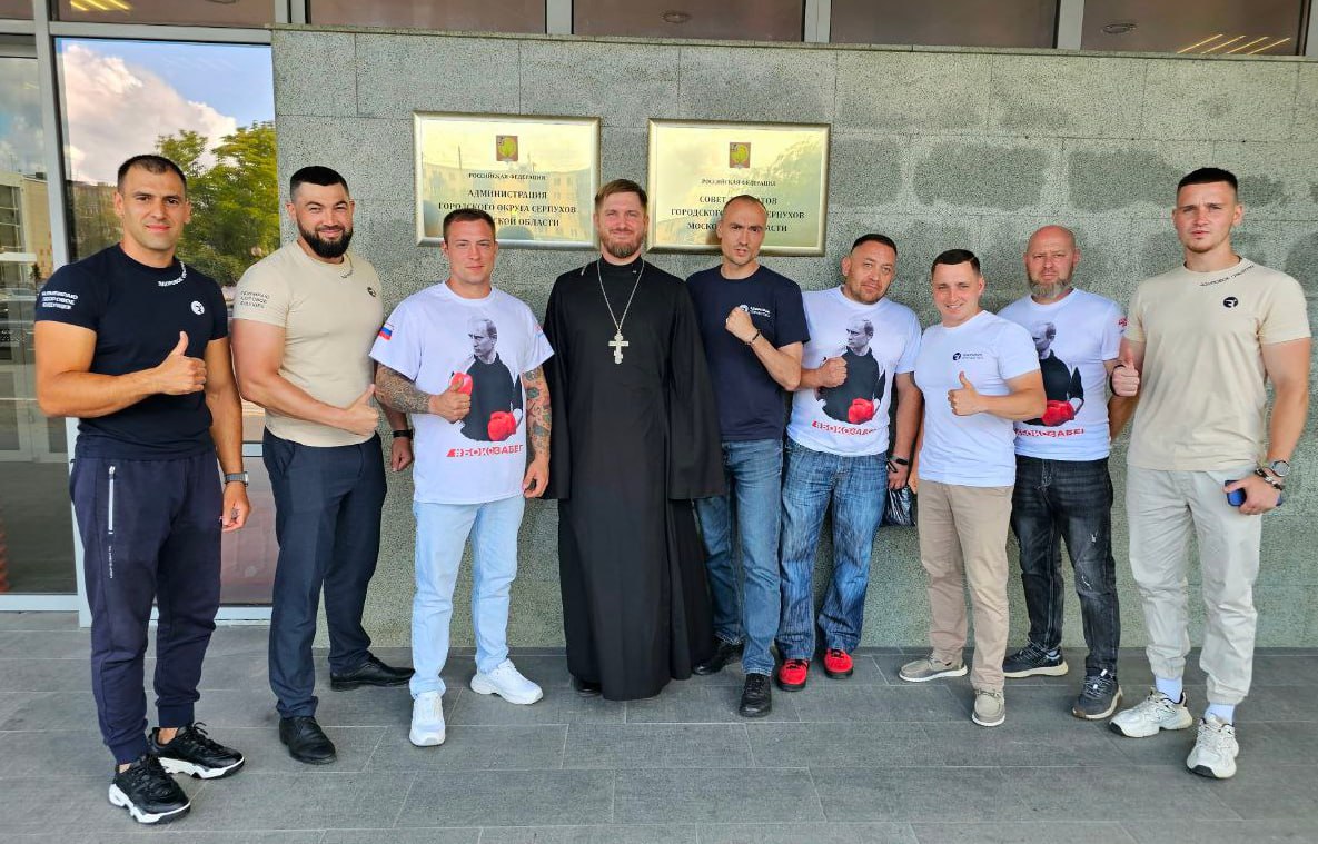 В Серпухове решили активно бороться с продажей вейпов несовершеннолетним Администрация Серпухова, полиция, духовенство и «Здоровое Отечество» согласовали план совместных рейдов по проверке торговых точек на соблюдение законодательства о продаже никотинсодержащей продукции. Работа активистов уже привела к выявлению нарушений. Теперь рейды будут проходить с участием правоохранителей и священнослужителей. Кроме того, ребятам из группы риска предложат бесплатные тренировки в спортивных клубах — чтобы отвлечь от вредных привычек. В школах планируют провести встречи с родителями, чтобы объяснить, насколько опасны вейпы. Цель — защитить детей, сделать город безопаснее и здоровее.