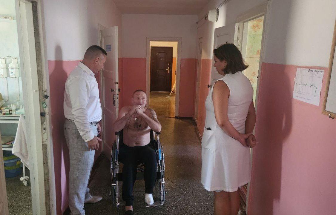 Глава Скадовского округа Александр Дудка посетил амбулаторию в пгт Лазурное  В учреждении сейчас находятся на лечении 11 пациентов. Во время визита он пообщался с медицинским персоналом, обсудил текущие вопросы работы учреждения и выявил проблемные моменты, требующие решения.  Также руководитель округа лично познакомился с условиями пребывания пациентов и качеством предоставляемых услуг.   Он подчеркнул: «Здоровье жителей — наш главный приоритет. Мы будем продолжать работу по развитию медицинской инфраструктуры, решению проблем и обеспечению доступа к качественной медпомощи даже в самых отдаленных населенных пунктах».