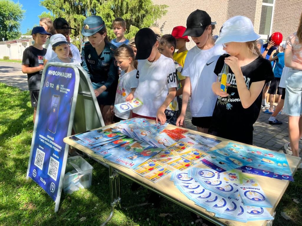 В Минском районе напоминают правила безопасности перед началом летних каникул у детей Лето – радость для детей, но для родителей определенный период волнения. Когда подростки предоставлены сами себе, они могут попасть в плохую компанию, в беду, или начать нарушать правила. Работники прокуратуры Минского района напоминали правила безопасности детям во время посещения школ, представители МЧС скоро запускают акцию «Безопасные каникулы», а Госавтоинспекция пристоличья проводит Единый день безопасности дорожного движения под девизом: «У дороги нет каникул!». Советы о том, как избежать плохих ситуаций, читайте в нашем материале #Минскийрайон