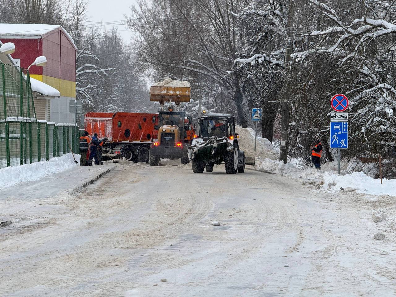 Утром на улице Ватутина возле домов 1 2 3 чистили внутриквартальные дороги двор и парковки  Техника и бригады продолжают работы на территории всего округа