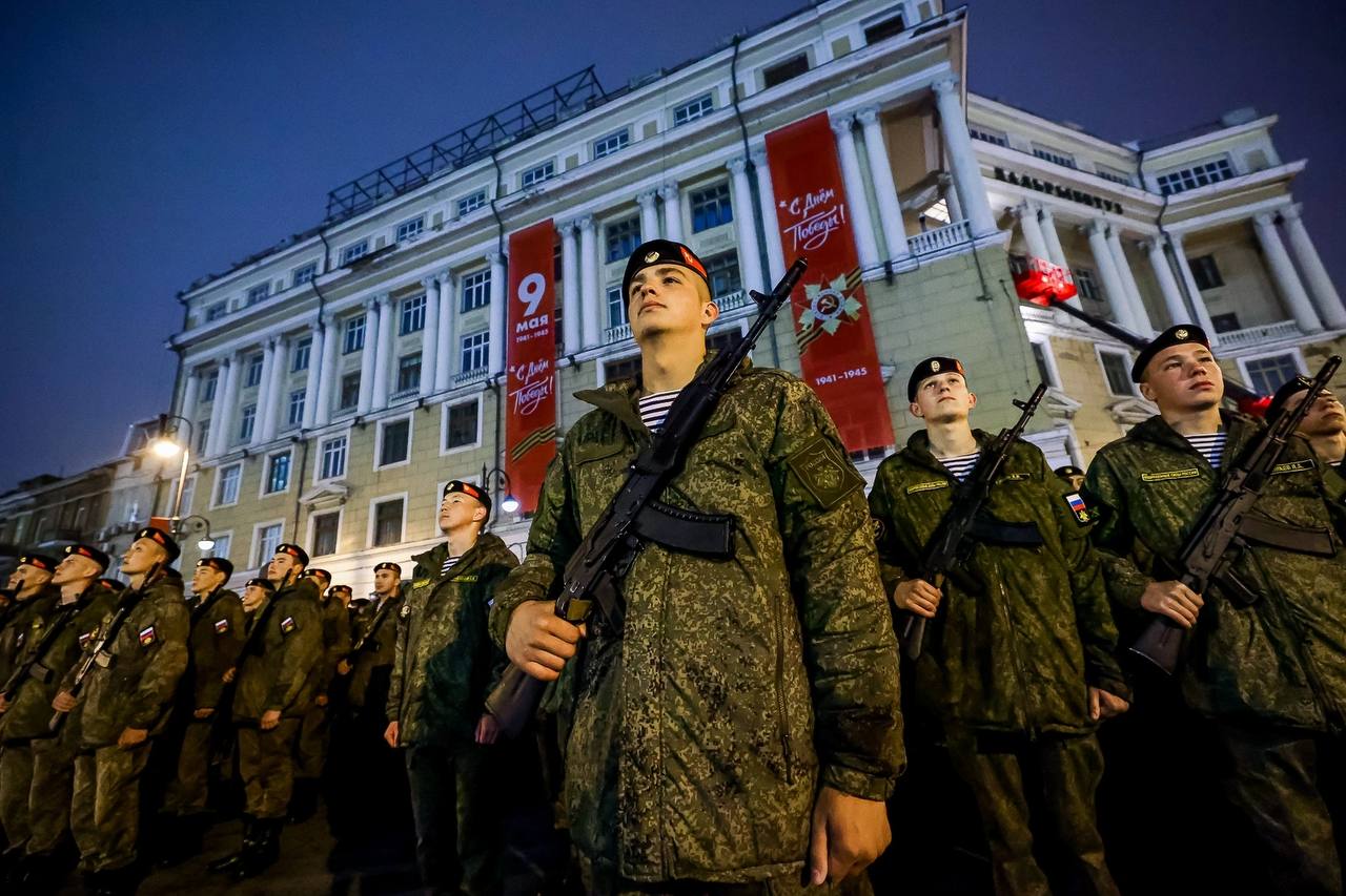 Во Владивостоке ограничат движение из-за репетиций парада Победы  В апреле во Владивостоке начнутся репетиции Военного парада в честь 80-летия Победы. Первые тренировки пройдут 14, 16 и 21 апреля, в эти дни с 04:00 до 06:00 на некоторых улицах введут временные ограничения на движение и парковку.  Подробности о графике репетиций можно узнать на сайте администрации города.     / Реклама