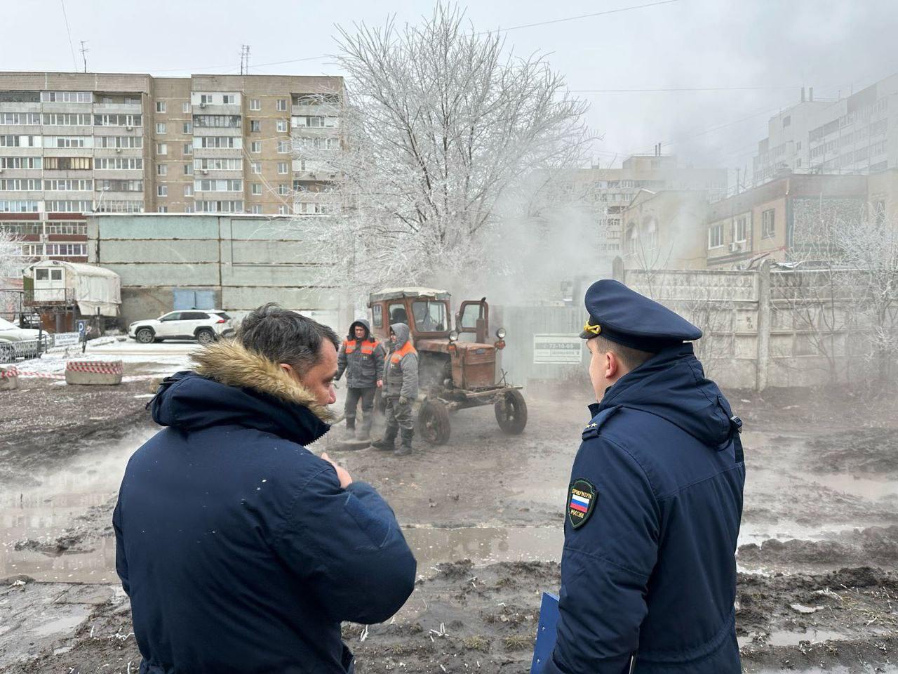 Прокуратура начала проверку после порыва трубопровода на Отрадной, 79  Тем временем энергетики сообщают, что они только приступили к раскопкам, чтобы добраться до поврежденных труб, но из-за утечки сделать это сложно: "Работу затрудняет подступающая вода. Энергетики производят откачку из трёх точек одновременно. После обеспечения доступа к теплосети бригада приступит к вырезке технологического отверстия и сварочным работам".   Прислать новость