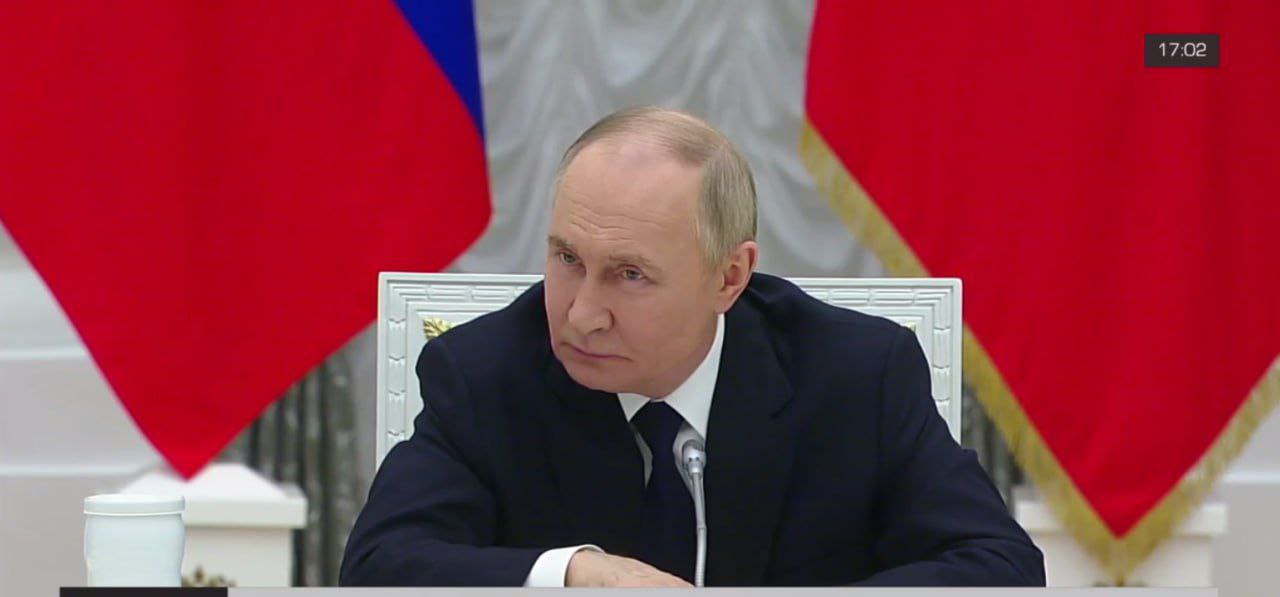 Владимир Путин на встрече с представителями бизнеса заявил, что власти будут активно поддерживать российские компании за рубежом. По его словам, нужно «долбить, долбить, долбить». Другие заявления президента: После начала СВО американские компании не отказались от обслуживания медицинского оборудования в России, в отличие от многих европейских, которые, «соскочили»; Ряд иностранных компаний ушли с российского рынка по принуждению политических элит своих стран и подставили этим своих партнеров в России; Экономика России стала четвертой в мире по паритету покупательной способности. Публикация обновляется