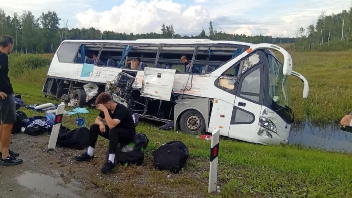 Автобус, перевозивший футбольную команду «Тюмень-2», попал в аварию в Омской области  Инцидент произошел в пятницу на 505‑м километре трассы Омск – Тюмень – Ялуторовск.  Директор клуба Александр Попов рассказал Матч ТВ, что в результате ДТП госпитализирован один футболист, остальные члены команды не получили серьезных повреждений.       Прокуратура Омской области