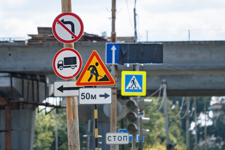 На восьми улицах Екатеринбурга запретят парковку.   Знаки «Остановка запрещена» и «Работает эвакуатор» будут установлены для повышения безопасности дорожного движения и улучшения пропускной способности.   Остановку запретят на улицах:   Савкова  от Косутурской до Хрустальногорской ,   Красных Зорь  от Торфорезов до Рабочих ,   Белинского  от Большакова до Тверитина ,   Расковой  от Хасановской до Советских Женщин ,   Алтайская  от Рощинской до Якутской ,   Раевского  от Комвузовской до Блюхера ,   Красноуфимская  от Репина до Викулова ,   на переулке Мельковский  от Космонавтов до Армавирской .   Подписаться   Новости Екатеринбурга