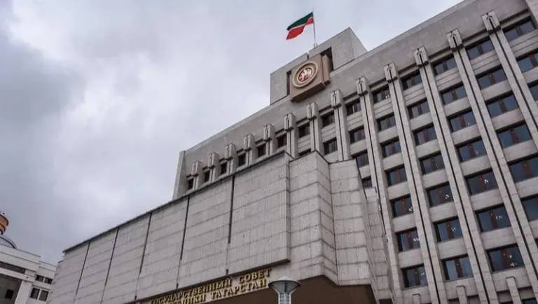 В Татарстане внесли изменения в избирательное законодательство Депутаты Госсовета Татарстана на 15 м заседании парламента утвердили изменения в избирательное законодательство республики Законопроект разработан для приведения Избирательного кодекса РТ в соответствие с федеральным законодательством Как отметил председатель ЦИК РТ Андрей Кондратьев представляя проект закона в соответствии с законодательством регионы России могут организовывать электронное голосование Законопроект предусматривает что при его проведении избирателям должна быть предоставлена возможность голосовать с помощью бумажных бюллетеней Кроме того в год предшествующий проведению основных выборов в парламент и муниципалитеты не будут назначаться и проводиться дополнительные выборы депутатов Госсовета РТ и представительных органов муниципальных образований Как уточнил Кондратьев исключение составят случаи когда из за досрочного прекращения полномочий депутатов соответствующие органы остаются в неправомочном составе Подписаться Сообщить новость   Вести Татарстан в MAX