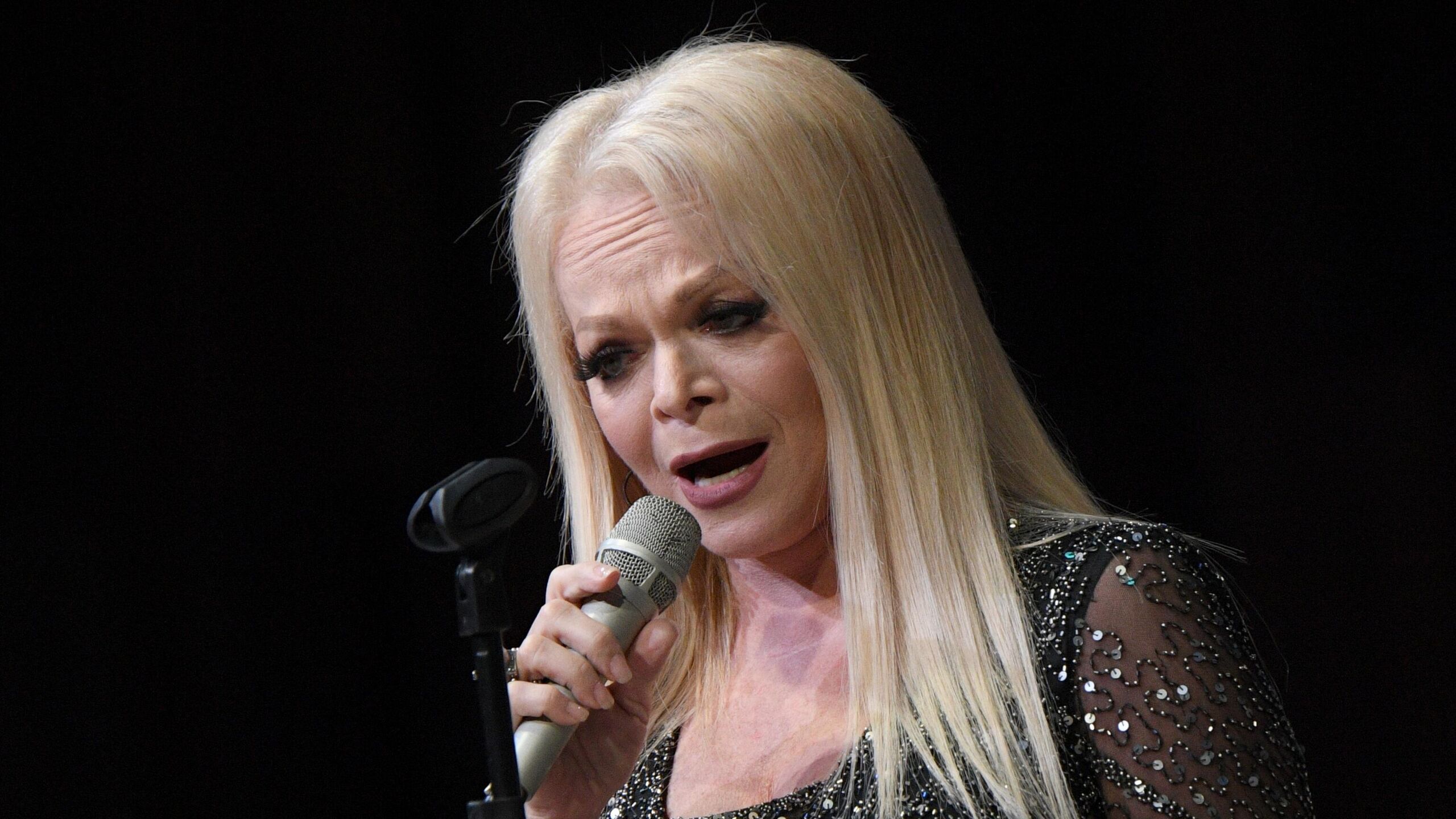 Народная артистка РФ Лариса Долина назвала планы на 2026 год грандиозными в графике артистки концерты спектакли в Театре на Таганке съемки и работа со студентами Долина дала первый в этом году большой сольный концерт Юбилей в кругу друзей в Домодедово в воскресенье Певица впервые за длительное время вышла к журналистам после мероприятия Грандиозные планы ред У меня небольшой такой гастрольный тур будет вокруг Москвы Съемки как обычно Спектакли в Театре на Таганке У меня планов очень много кроме моей основной деятельности гастрольно концертной это еще естественно театр это съемки в общем очень много всего Еще конечно работа в институте и академии сказала певица журналистам отвечая на вопрос о планах на 2026 год Долина отметила что у нее 35 студентов на ее курсе каждому надо уделить время Наверное просто надо организовать свою жизнь так чтобы хватило и сил и здоровья и времени Вот с ним со временем ред всегда нехватка добавила певица