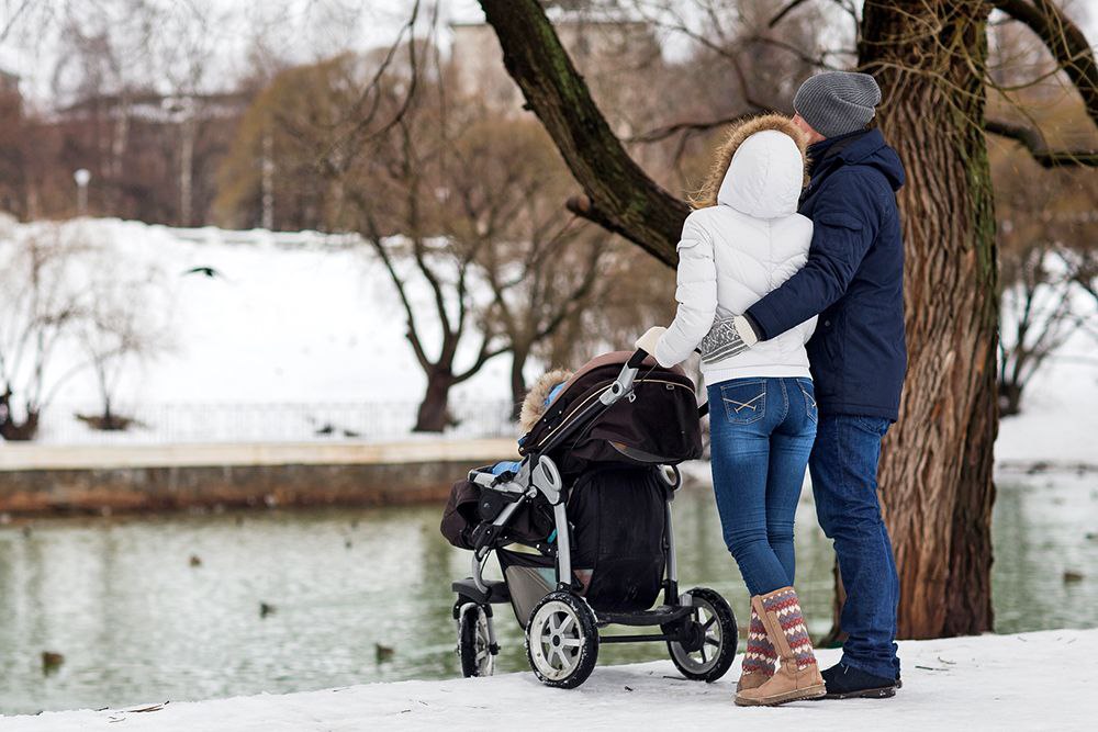 В Приморье с 2026 года студентам родителям начнут платить по 15 тыс в месяц С нового 2026 года в Приморском крае студенты очники ставшие родителями будут получать ежемесячную выплату в размере 15 тыс следует из проекта Поддержку получат учащиеся как вузов так и колледжей при этом ключевой критерий нуждаемости семьи отменяется Обязательным условием станет постановка матери на медицинский учет на раннем сроке беременности до 12 недель Программа будет действовать до конца 2028 года На ее финансирование в краевом бюджете ежегодно предусмотрено более 35 млн что позволит обеспечить выплатами около 200 молодых родителей При этом если в академический отпуск уйдет получатель выплаты ее начисление прекратится Хотите поделиться новостью Написать в Приморье Онлайн