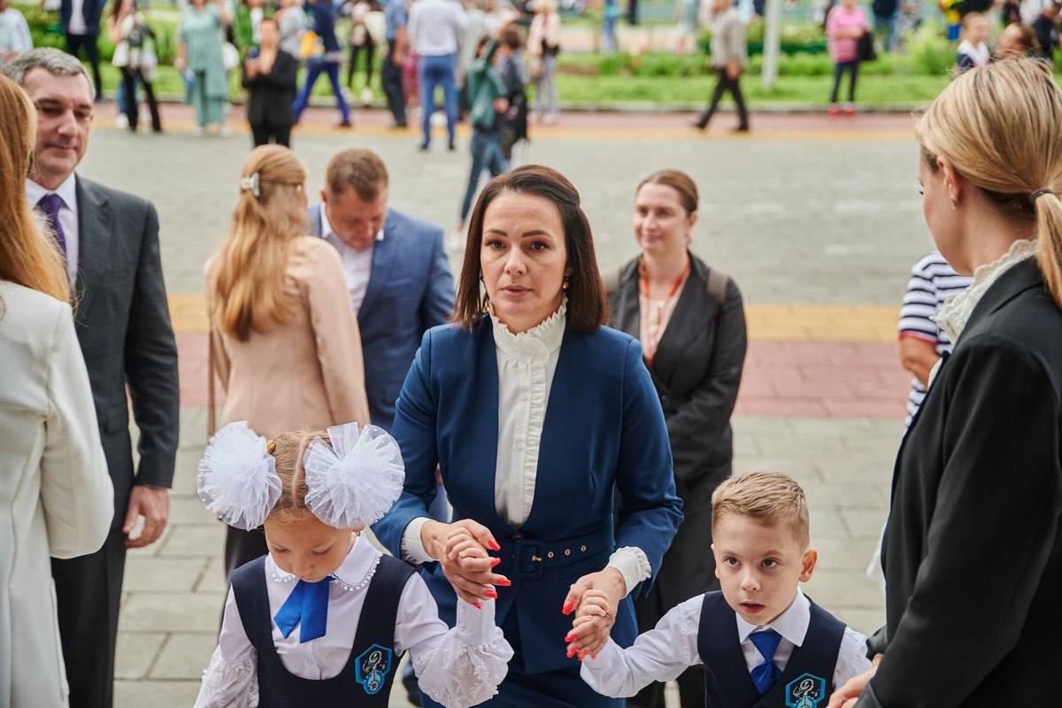 Пять новых школ планируют построить в Благовещенске до 2035 года Они помогут разгрузить ряд учебных заведений которые уже сейчас сильно перегружены И это серьезно влияет на качество образования С учетом быстрого развития Благовещенска мы должны строить новую инфраструктуру и в первую очередь современные школы считает губернатор Приамурья Василий Орлов Здания многих имеющихся уже морально устарели а сами образовательные учреждения перегружены Дал поручение рассмотреть возможность строительства дополнительных школ в районах которые сегодня активно застраиваются Одна из школ станет дополнительным корпусом гимназии 1 Ее возводить начнут уже в следующем году в районе перекрестка улиц Калинина и Зейская Новое здание будет рассчитано на 250 учеников Точные места где появятся еще четыре школы пока уточняют специалисты Предварительно в 2028 году планируется строительство нового корпуса лицея 6 Кроме этого возвести школы предлагают в районе Тайваня и на Лазурном берегу Тем временем в Северном микрорайоне областного центра продолжается строительство большой школы рассчитанной на 1200 учеников Сдать ее подрядчики планируют в 2027 году ampravda