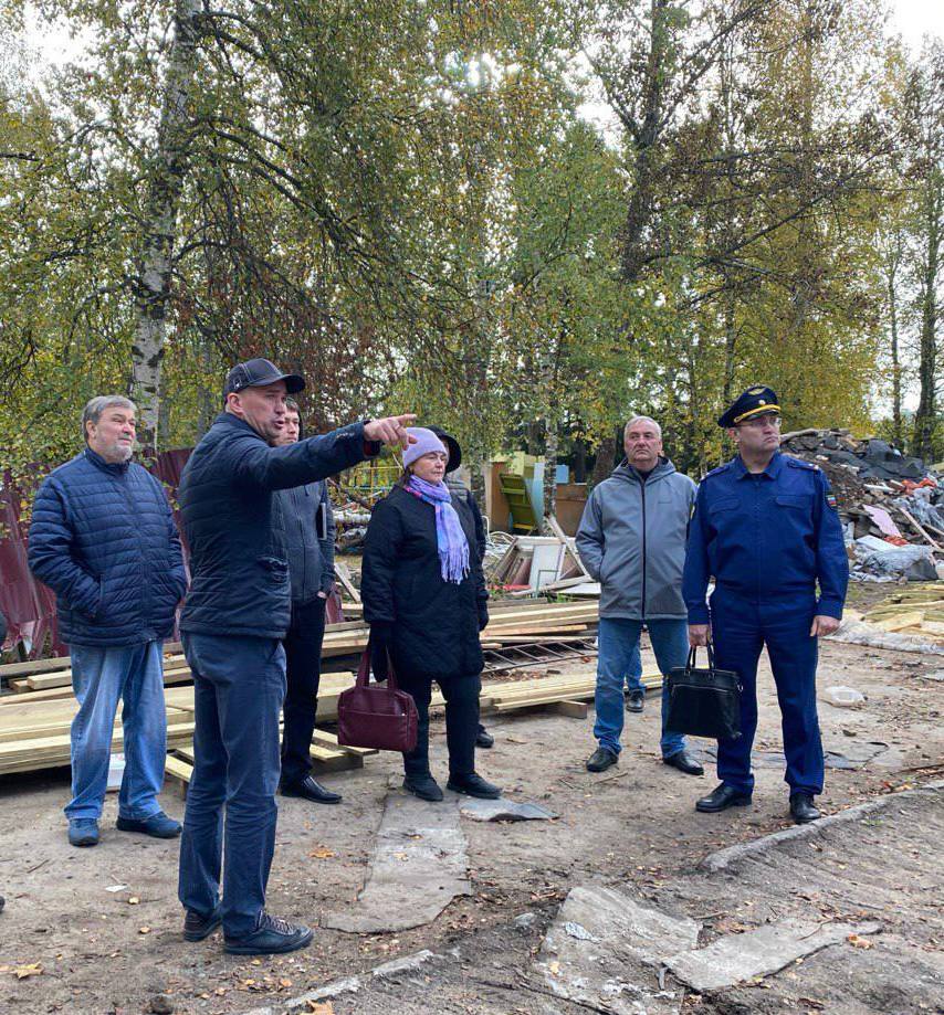 0 Прокурор Питкярантского района Дмитрий Бычихин проверил ход капитального ремонта здания детского сада Березка в городе Питкяранта В ходе выезда прокурором осмотрено ремонтируемое здание заслушаны представители заказчика и подрядной организации заведующая детского сада и о главы Питкярантского муниципального округа а также представители компании осуществляющей функции строительного надзора По результатам обследования здания проверен график работ сроки поставки стройматериалов оценено фактическое выполнение ремонтных работ Надзорное сопровождение хода капитального ремонта учреждения продолжается Прокуратура Карелии