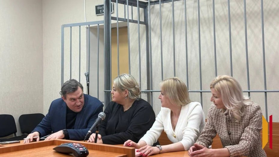 Суд продлил домашний арест замминистрам ЖКХ Воронежской области Центральный районный суд Воронежа оставил под домашним арестом двух заместителей министра ЖКХ и энергетики региона — Елену Евсюкову и Наталию Толчееву. Мера пресечения продлена до 17 августа. Обвиняемым в мошенничестве чиновницам предстоит провести ещё месяц под домашним арестом. Такое решение суд принял 11 июля, удовлетворив ходатайство следствия.