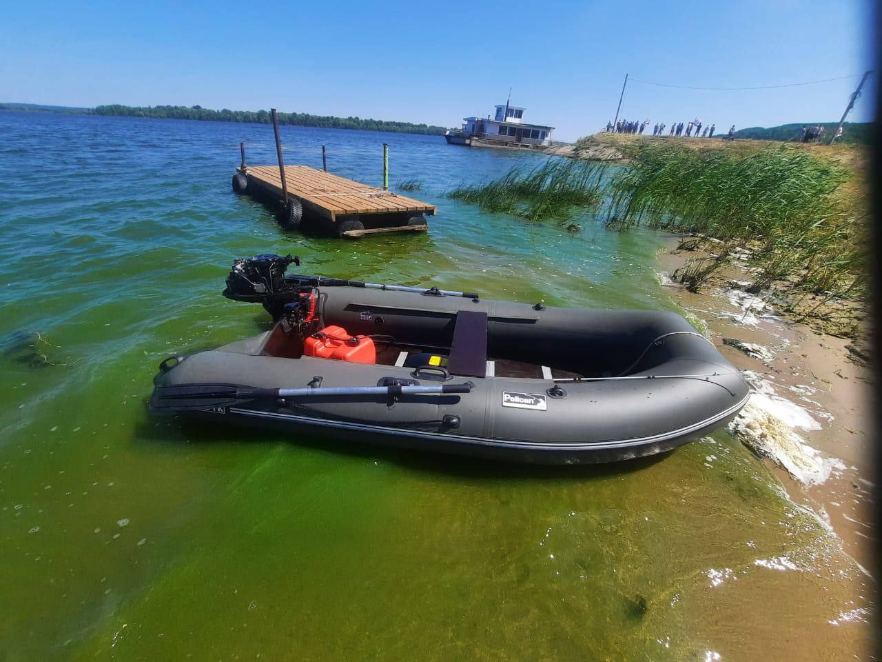 В Козловском округе рыбак едва не стал жертвой несчастного случая на воде 27 июля лодка 44-летнего мужчины перевернулась. Спасатели Козловской станции, дежурившие у городского пляжа, вовремя заметили это. Начальник смены Леонид Алексеев и спасатель Андрей Абрамычев оперативно прибыли на катере и помогли рыбаку. Благодаря их быстрым действиям мужчина был незамедлительно доставлен на берег вместе с лодкой. Медицинская помощь ему не потребовалась, сообщает МЧС Чувашии.
