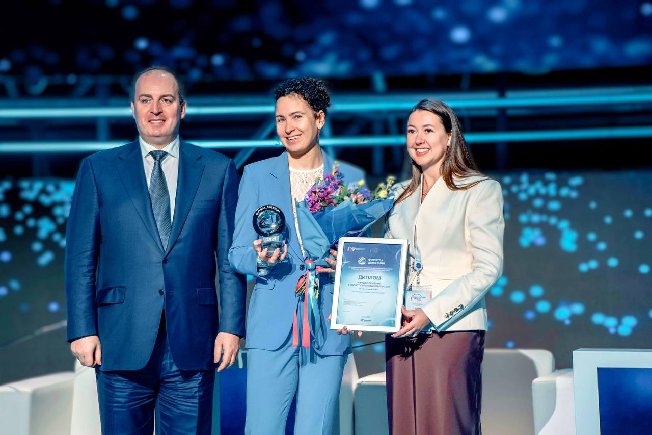 Круговой рейс Восточного Порта лучший грузовой контейнерный сервис Стивидорная компания стала победителем национальной премии за достижения в области транспорта и транспортной инфраструктуры Формула Движения 2025 Среди десятков предложенных инициатив контейнерный сервис Круговой рейс признан лучшим решением в области грузовых перевозок Первый в своем роде проект был запущен в 2024 году совместно с ДелЭкспресс и ОАО РЖД Он нацелен на снижение нагрузки на Московский транспортный узел Грузы отправляются со станции Находка Восточная в направлении Северной и Горьковской железных дорог с последующим возвратом в Порт Таким образом технология формирует замкнутый цикл Сервис обеспечивает баланс между импортом и экспортом ритмичность грузовых операций исключает отправку порожнего подвижного состава Награду премии из рук первого заместителя министра транспорта России получила генеральный директор ООО Универсальная Логистика управляет АО Восточный Порт Ирина Ольховская Торжественная церемония прошла в рамках форума Транспорт России 2025