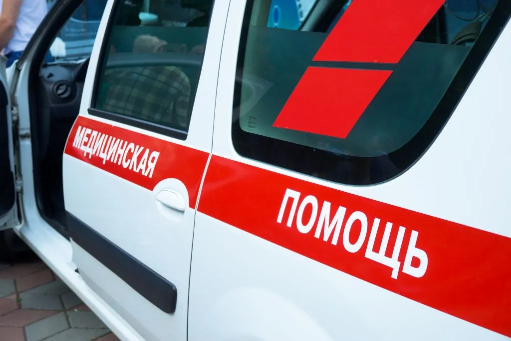 Скорую помощь объединят с Центром медицины катастроф Челябинской области Региональный центр медицины катастроф присоединят к станции скорой помощи Распоряжение о реорганизации двух госучреждений здравоохранения подписал губернатор Алексей Текслер Документ опубликован на официальном портале правовой информации Согласно распоряжению права и обязанности территориального центра медицины катастроф Челябинской области после реорганизации перейдут к правопреемнику станции скорой помощи которую возглавляет Александр Васильев Основная цель деятельности реорганизуемого государственного автономного учреждения Станция скорой медицинской помощи сохраняется говорится в документе Все изменения связанные с реорганизацией должны занять не более полугода Реорганизация позволит объединить усилия специалистов в оказании экстренной помощи южноуральским пациентам Читайте Вечерку там где удобно Дзен ВКонтакте Одноклассники Max Telegram Написать нам сообщение