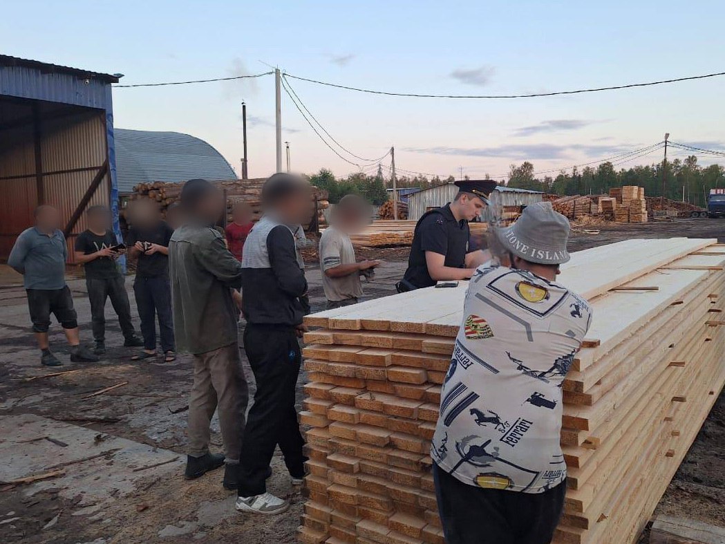 В Костромской области полицейские провели масштабное мероприятие, направленное на пресечение и профилактику преступлений  Рейдовые мероприятия, направленные на поддержание общественного порядка и безопасности в регионе проходят на постоянной основе.  Правоохранители посетили подучётных, пообщались с семьями и подростками, находящимися в трудном положении, поинтересовались организацией летней занятости школьников Полицейские разъясняли самые популярные схемы мошенничества, методы, которыми действуют мошенники, дали практические советы, как дать своевременный отпор аферистам и сохранить свои сбережения  За время профилактической операции сотрудниками органов внутренних дел выявлено и раскрыто 25 преступлений, пресечено 468 административных правонарушении, львиная доля связана с нарушением водителями ПДД, 2 по популярности стали распитие спиртного в общественных местах или появление в нетрезвом виде  За вечер на предмет нарушений проверено порядка 100 торговых точке, в 18 выявлены нарушения #мвд #кострома #улица