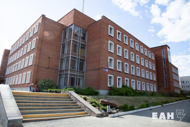 Конкурс на пост главы госпиталя ветеранов войн объявлен в Свердловской области Инициатором такого шага стала министр здравоохранения региона Татьяна Савинова Работа медучреждения приобретает ещё большее значение возвращаются наши герои ветераны им нужно оказать высококвалифицированную медицинскую помощь пояснила Савинова К участию в конкурсе допускаются кандидаты до 65 лет с высшим медицинским образованием и стажем руководящей работы от пяти лет Заявки принимаются до 1 декабря Напомним что предыдущий руководитель госпиталя Олег Забродин возглавлявший его с 2019 года был внезапно уволен в июне 2025 года Его уход стал неожиданностью для коллектива который по словам сотрудников не мог найти стабильного руководителя после ухода основателя госпиталя Семена Спектора Сейчас и о начальника госпиталя назначена Валентина Ямпольская EanNews