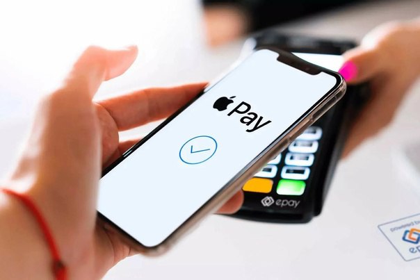 Apple Pay вернулся в Россию, но есть нюанс: оплата осуществляется через Bluetooth. Технология работает на iPhone и Android без использования QR-кодов или стикеров — достаточно поднести телефон к терминалу. Тестовые терминалы уже действуют в Москве, Подмосковье и Казани.