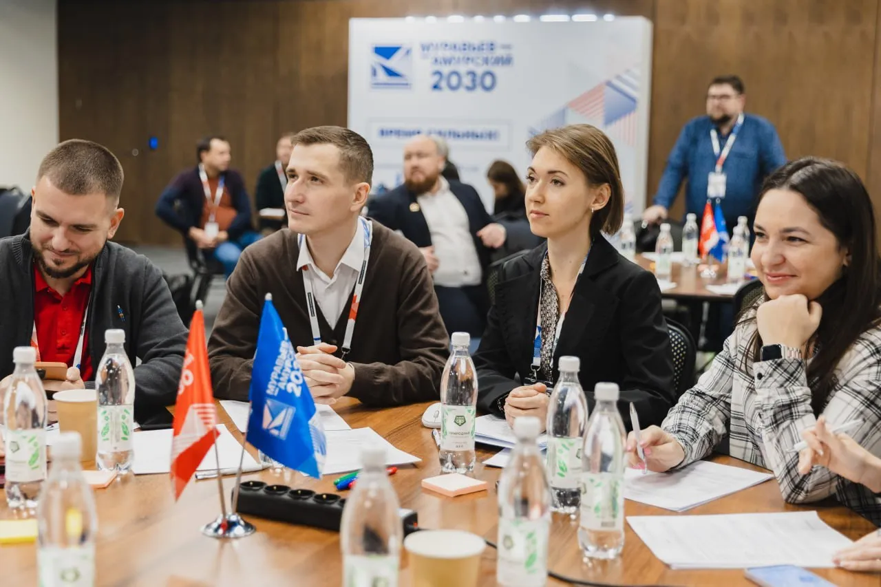 Выпускной модуль четвёртого потока программы Муравьев Амурский 2030 пройдет в Якутске Завершается годовая образовательная программа для четвёртого потока программы подготовки управленческих кадров для государственной службы и институтов развития Дальнего Востока и Арктики Муравьев Амурский 2030 на котором проходят обучение 58 курсантов со всей страны Выпускной модуль пройдёт с 11 по 19 апреля в Якутске  Проведение финального модуля в Якутии подчёркивает значимость Программы не только для Дальнего Востока но и для Арктики Сегодня в Республике Саха Якутия трудоустроены курсанты со всех трех потоков Программы На завершающем модуле курсантов ждет насыщенная образовательная программа лекции мастер классы встречи с Министром Российской Федерации по развитию Дальнего Востока и Арктики А О Чекунковым и Главой Республики А С Николаевым работу с экспертами и наставниками погружение в региональное управление и посещение ключевых локаций Якутска Значительная часть модуля будет посвящена подготовке к защитам проектных работ перед наставниками из числа руководителей Минвостокразвития России глав регионов ректоров вузов над которыми курсанты работали в течение года Для будущих выпускников проведут ярмарку вакансий где курсанты смогут встретиться с потенциальными работодателями и обсудить свои карьерные перспективы Программа Муравьев Амурский 2030 готовит новое поколение государственных управленцев для которых работа на Дальнем Востоке и в Арктике станет не очередным этапом карьеры а делом всей жизни