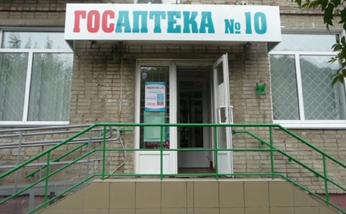 Областные власти решили продать аптечную сеть Омское лекарство Находящуюся в региональной собственности аптечную сеть Омское лекарство включили в программу приватизации на 2025 2027 годы Согласно распоряжению регионального правительства подписанному губернатором Виталием Хоценко в 2025 году планируется продать 100 акций сети Всего предполагается приватизировать почти 2 6 млн акций предприятия Это уже не первая попытка продать аптечную сеть учредителем которой является областное министерство имущественных отношений В 2014 году власти решили выставить на аукцион 51 акций Омского лекарства но потом передумали проводить торги А в прошлом году предполагалось продать уже весь пакет акций но аптечная сеть до сих пор остается в собственности региона rbc omsk