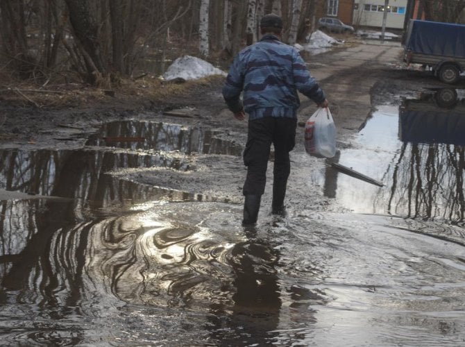 В Плесецком районе отстояли права работников «ЖКХ Савинский»  Органами прокуратуры Архангельской области и НАО в ходе рассмотрения коллективного обращения граждан о невыплате заработной платы в ООО «ЖКХ Савинский» выявлены нарушения законодательства.  За август 2024 года 36 работников «ЖКХ Савинский» остались без зарплаты на общую сумму 1,7 млн рублей.  В этой связи прокурором руководителю организации было внесено представление, по результатам рассмотрения которого задолженность по заработной плате погашена.  Кроме того, по инициативе прокуратуры Плесецкого района постановлениями Межрегиональной территориальной государственной инспекции труда в Архангельской области и Ненецком автономном округе юридическое лицо и его руководитель привлечены к административной ответственности по части 6 статьи 5.27 КоАП РФ с назначением штрафов в размере 3 и 10 тысяч рублей соответственно.  По данным ИАС «Seldon.Basis», на 25.09.2024 у «ЖКХ Савинский» отмечена задолженность по налогам и сборам в размере 263,43 тысячи рублей.  Что касается финансовых показателей, то за 2023 год компания ушла в убыток на 1,34 млн рублей при выручке 32,94 млн рублей. На балансе числится 10,61 млн рублей. У фирмы также обнаружены заблокированные счета из-за долго по налогам.  Директором компании значится Игорь Климантов, эту же должность он занимает в ООО «Профсавинск», где также имеется задолженность по налогам и сборам в размере 786,9 тысячи рублей и заблокированные счета. На балансе при этом лежат 16,34 млн рублей.