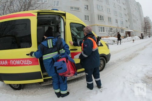 В съемной квартире в Казани нашли тела четверых молодых людей  В съемной квартире на улице Гарифьянова в Казани обнаружены тела четверых молодых людей. Как стало известно «Татар-информу», ребят, которым 21, 23 года, 20 и 25 лет нашли накануне днем. К моменту обнаружения они были мертвы уже несколько часов.  В квартире были найдены вещества неизвестного происхождения. По некоторым данным, это были насвай и снюс. Рядом с телами лежали электронные весы и две бутылки с нагаром и прожженным отверстием.  Возбуждено уголовное дело. Известно, что молодые люди приехали в Казань из Чистопольского и Алексеевского районов. Двое из них были студентами казанских вузов, двое других нигде не работали.    Подпишитесь: