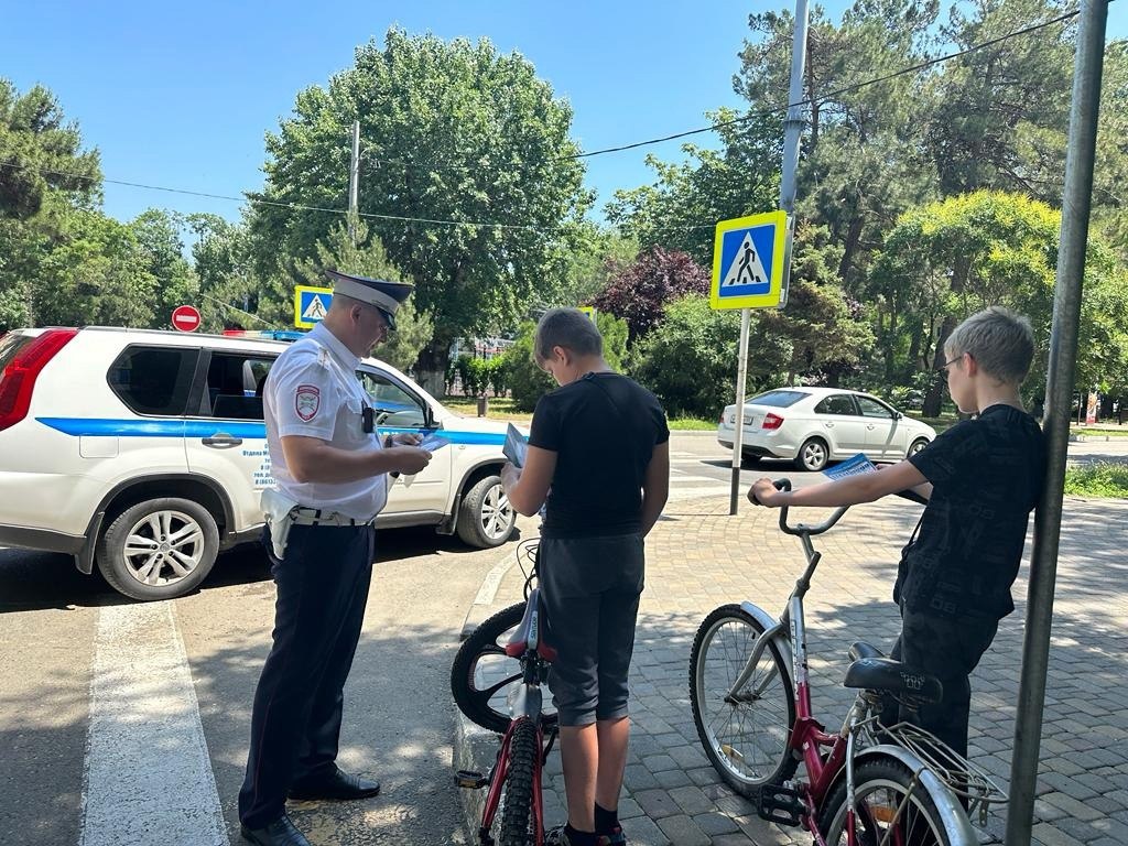 В Анапе стартовала акция «Внимание, дети!» Она проходит с 16 по 24 мая. На улицах и дорогах города-курорта организованы рейды по профилактике нарушений Правил дорожного движения со стороны несовершеннолетних, правил перевозки детей в автомобиле, а также нарушений правил проезда пешеходных переходов. Маршруты патрулирования сотрудников Госавтоинспекции максимально приближены к образовательным учреждениям и местам массового пребывания детей. Ранее Новости Анапы писали, что на ул. Владимирской водитель «Lada Vesta» не предоставил преимущество 10-летней девочке, переходившей проезжую по нерегулируемому пешеходному переходу и допустил наезд на неё. В результате ДТП ребёнок получил травмы и ушибы различной степени тяжести и был госпитализирован. Подробнее: #АнапаСегодня #НовостиАнапыСегодня #НовостиАнапы #АнапаНовости #ВсеНовостиАнапы #АнапаМедиа #СвежиеНовостиАнапы #АктуальныеНовостиАнапы