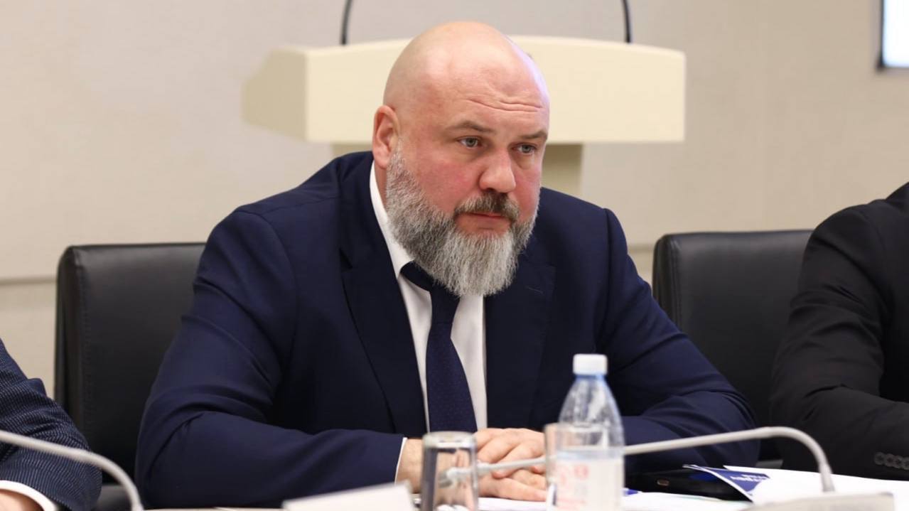 Участвовавший в драке первый замгубернатора Вологодской области ушел в отставку Первый заместитель губернатора Вологодской области Иван Иноземцев ушел в отставку в связи с уходом на пенсию Напомним в октябре он попал в скандал подравшись с посетителем в баре Санкт Петербурга   Отмечается что губернатор региона Георгий Филимонов уже принял отставку чиновника На сайте правительства Вологодской области уже пропала карточка Иноземцева t me filimonov official Подпишитесь на Ведомости Северо Запад